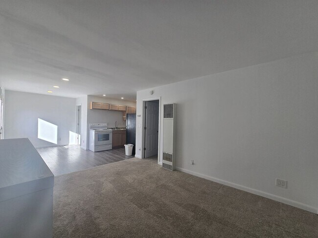 Building Photo - 417 &amp; 417 1/2 16th ST W