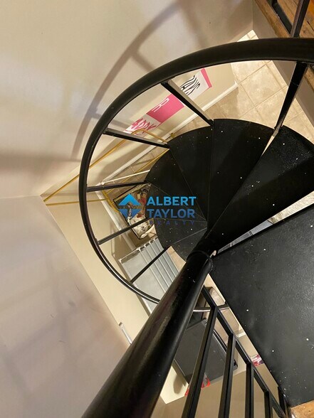 Building Photo - 8 Sunset St