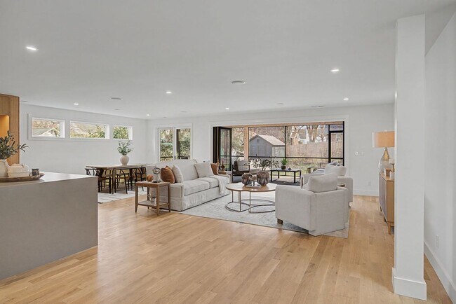 Building Photo - Stunning 5BR/3.5BA historic home located near Hillsboro Village!