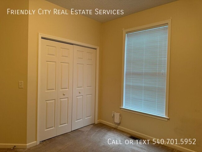 Building Photo - Beautiful Duplex at Spring Oaks