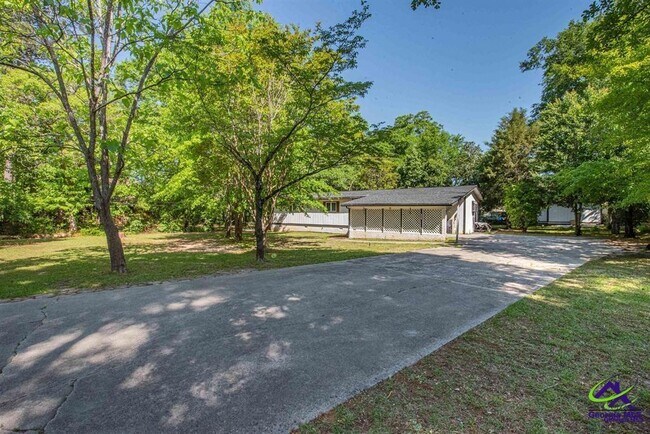Building Photo - 205 Lake Placid Dr