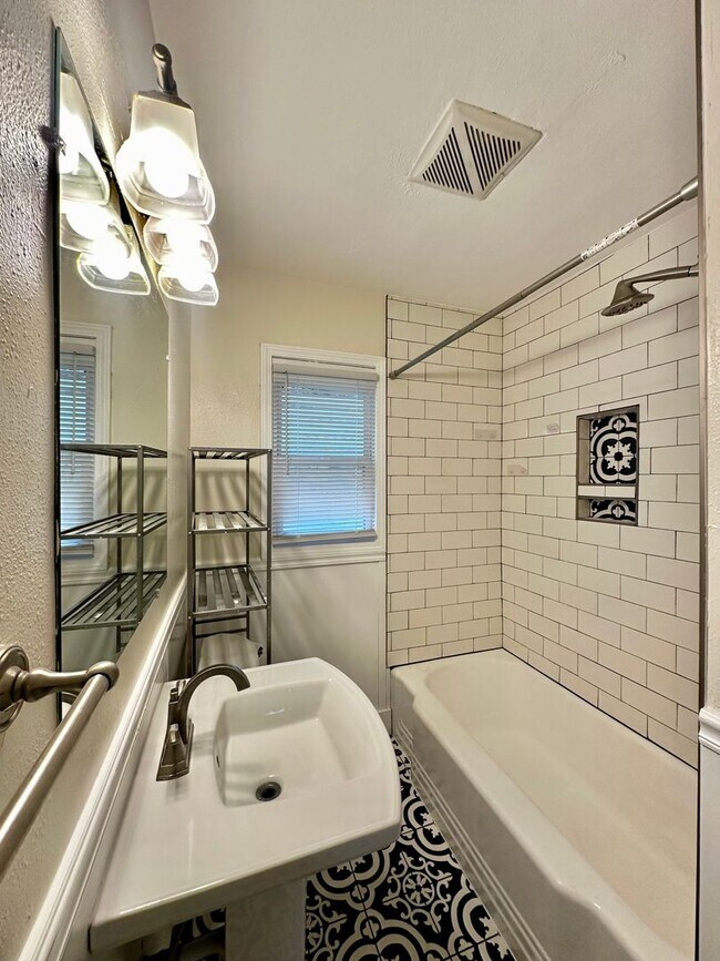 Building Photo - Adorable Midtown Home!