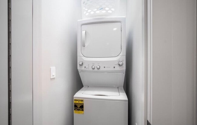 Building Photo - FREEUNFURNSHED OR FULLY FURNISHED one bedr...