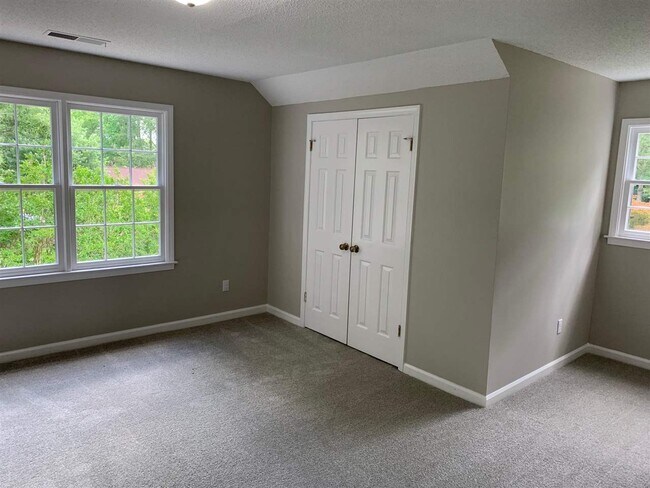 Building Photo - 3069 Circle Gate Dr