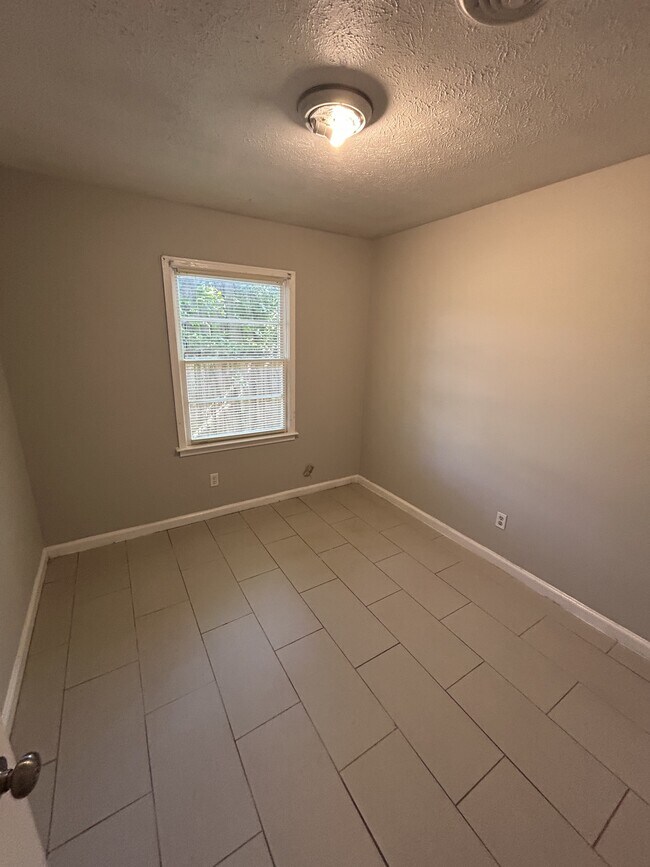 Building Photo - 5125 E Linda Cir