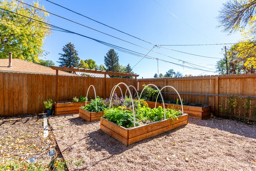 Building Photo - 830 Gray St