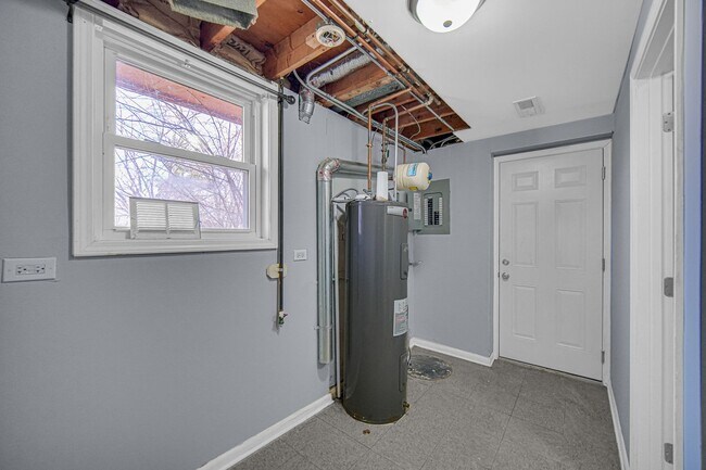 Building Photo - Spacious 4-Bedroom Split-Level in University Park