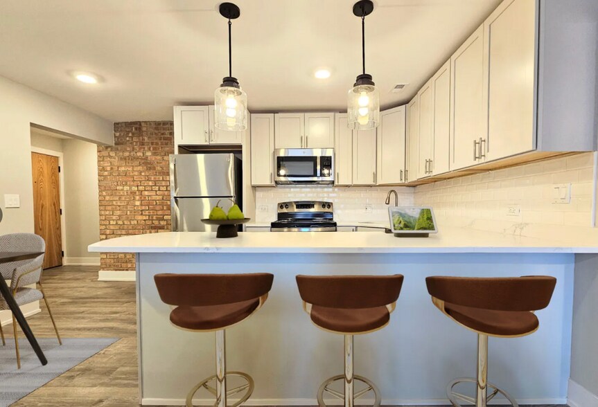 Building Photo - 1223 N La Salle Dr