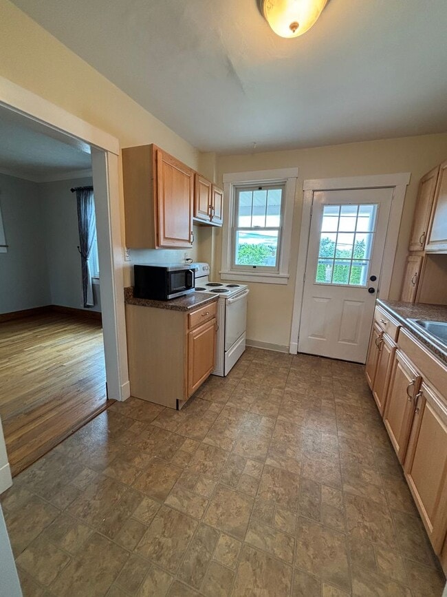 Building Photo - 3 Bedroom Home - Brookline!