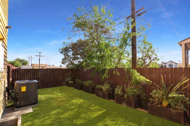 Building Photo - Huge (1,500 square feet) 2 bed, 2.5 bath in Lincoln Heights with parking, in-unit laundry and pri...