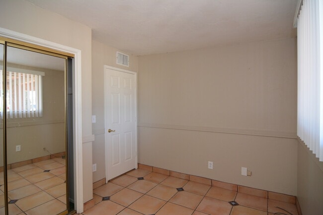 Building Photo - Charming 4 Bedroom 2 Bedroom! Great South ...