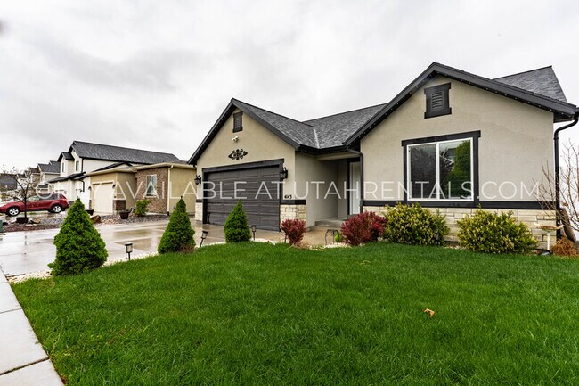 Building Photo - 4143 N Fairfield Dr