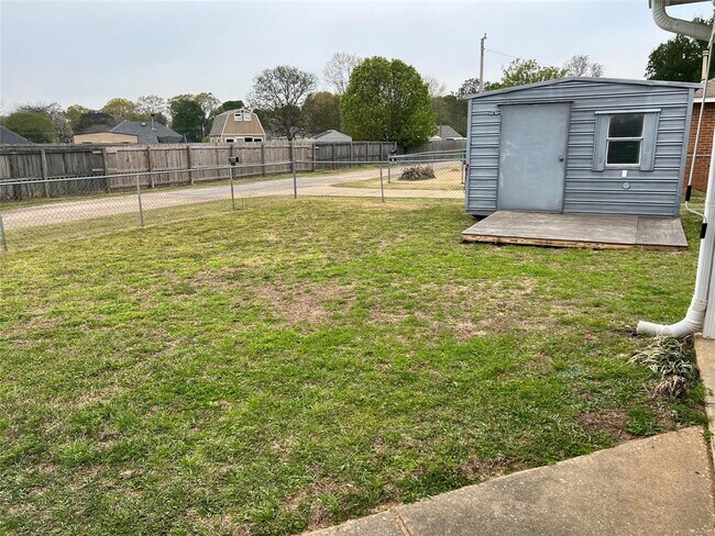 Building Photo - 1705 Deatsville Hwy