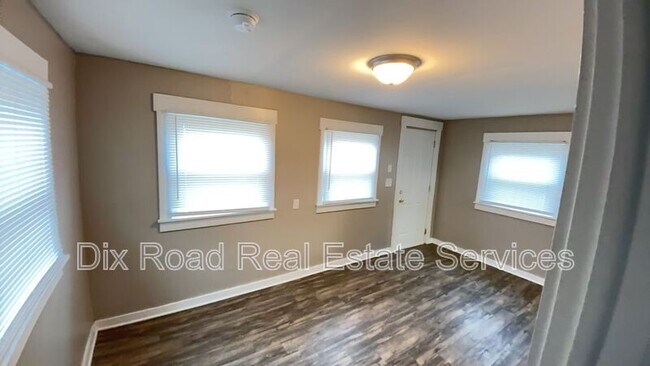 Building Photo - 252 McClure St