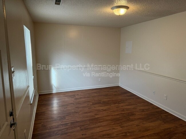 Building Photo - 1105 W Parkway Ave