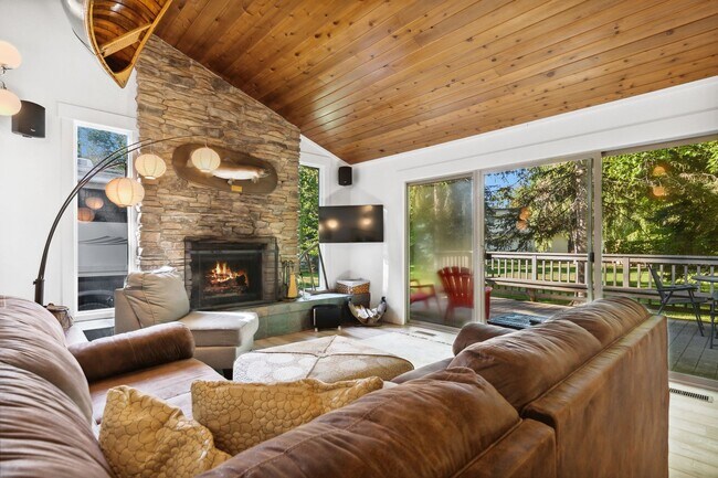 Primary Photo - 2 bedroom, 1 bath house with Whitefish Lak...