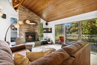 Building Photo - 2 bedroom, 1 bath house with Whitefish Lak...