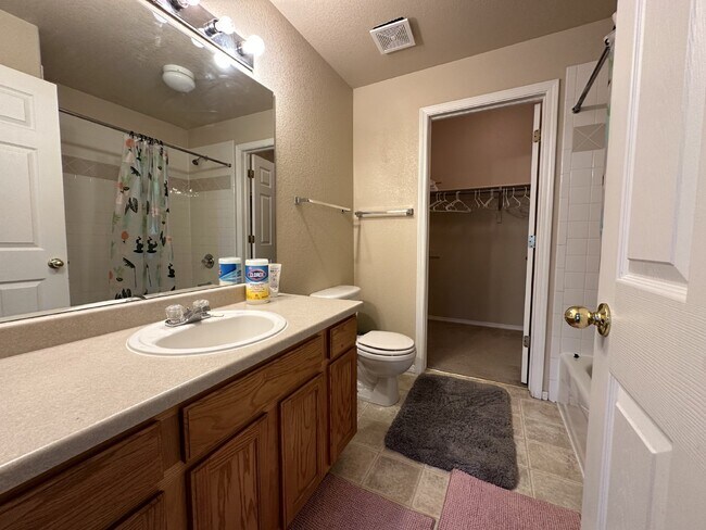 Building Photo - Beautiful home in Villege For Rent, Comfortable Living in a Convenient Central Location