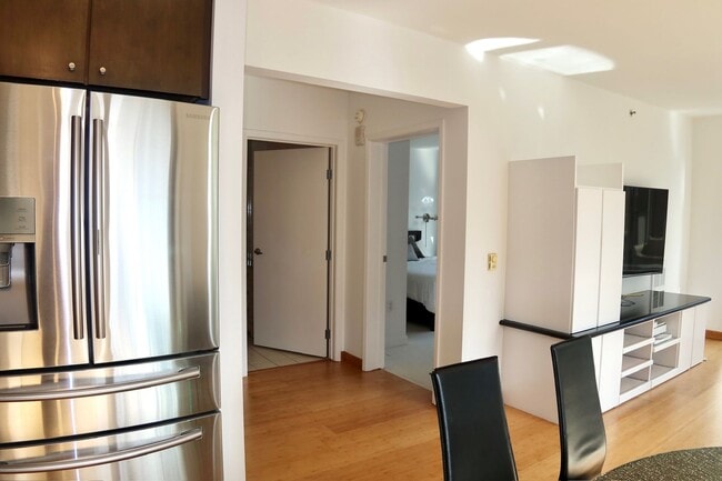 Building Photo - *New* 2 Bed & 2 Bath Condo in Fidi with Parking
