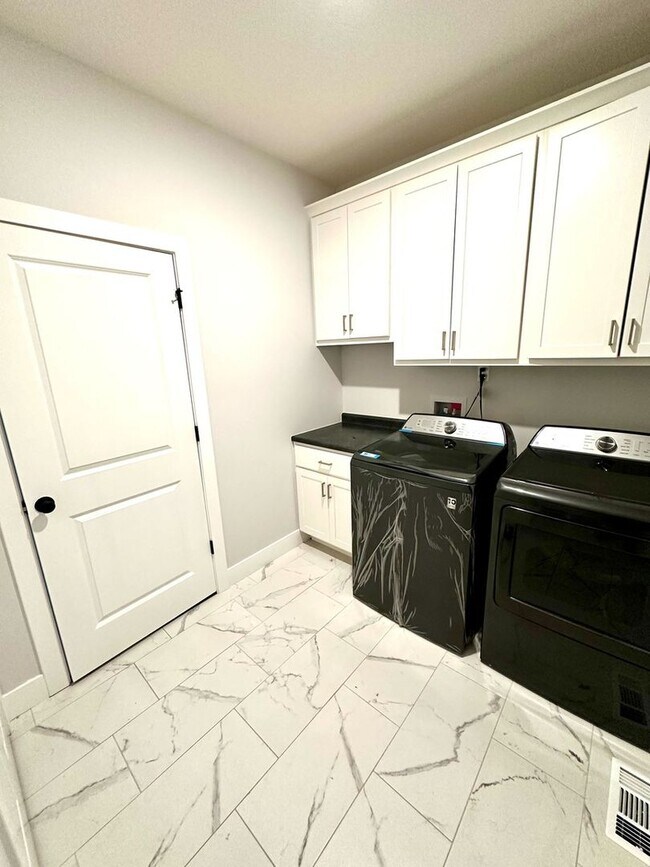 Building Photo - Spacious 5 Bed Home in Bloomington