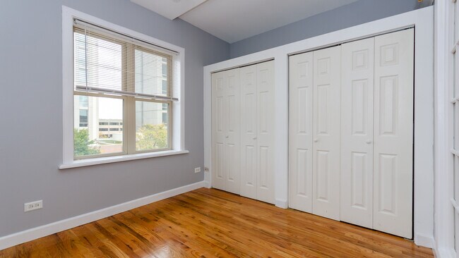 Building Photo - 1147 E 61st St
