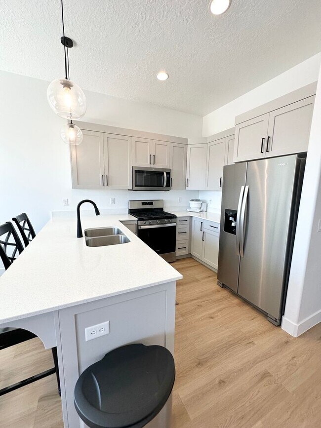 Building Photo - Pet Friendly!!! Beautiful Woodland Estates...