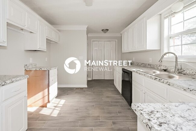Building Photo - 5 Bedroom Pet-Friendly Home in Jackson, TN with Main Street Renewal