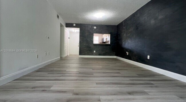 Building Photo - 8885 Fontainebleau Blvd