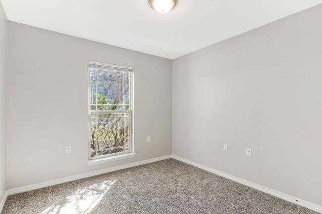 Building Photo - 5441 Pescara Dr