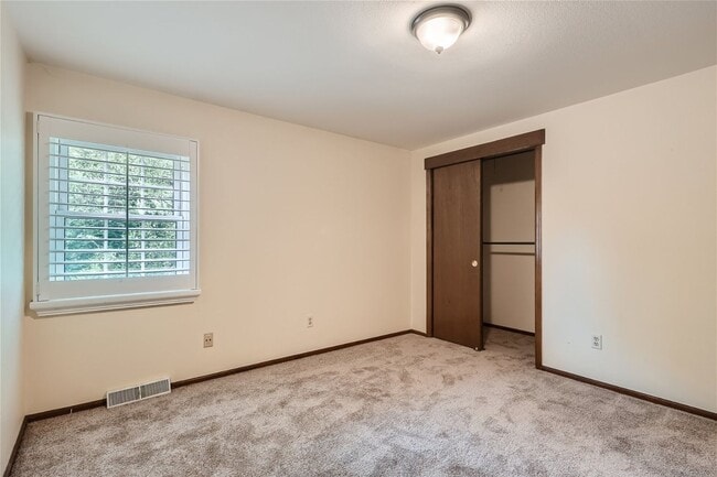 Building Photo - **Stunning 5-Bedroom 4-Bathroom Home in Li...