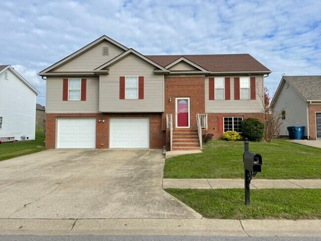Building Photo - Large Home in Shelbyville For Rent