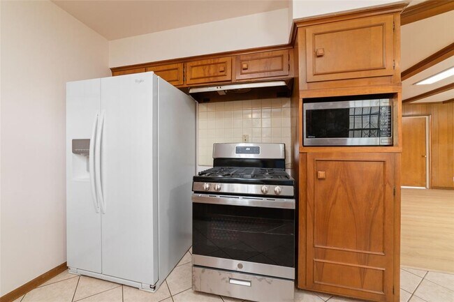 Building Photo - 7615 Barberton Dr