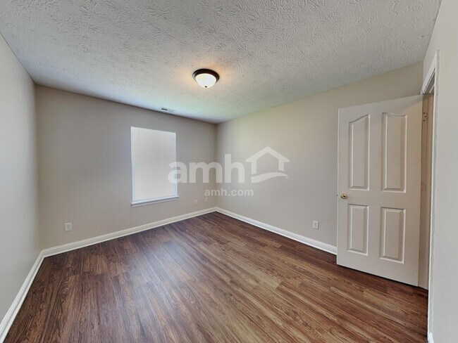 Building Photo - 960 Foxtail Ct