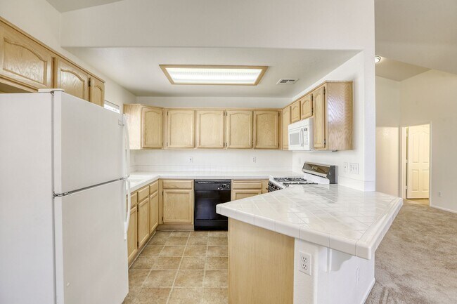 Building Photo - 2 bedroom condo with RARE attached 2 car g...
