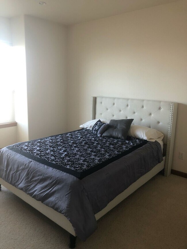 Building Photo - Fully Furnished Lakefront Condo!! 6 Month Lease Available!