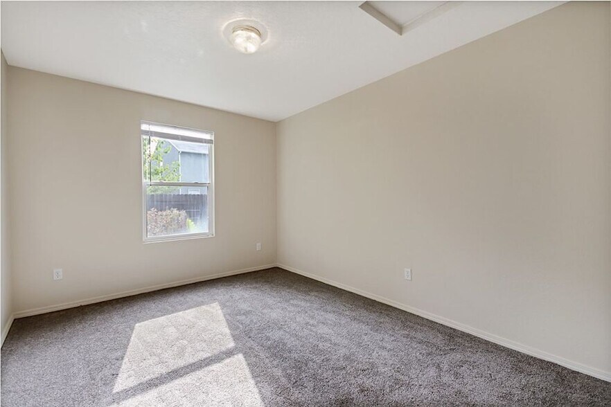 Building Photo - 301 Parkmont Way