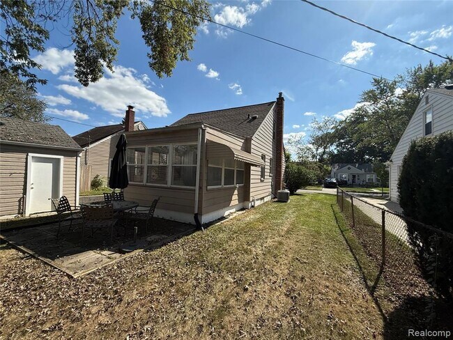 Building Photo - 1610 Eaton Rd