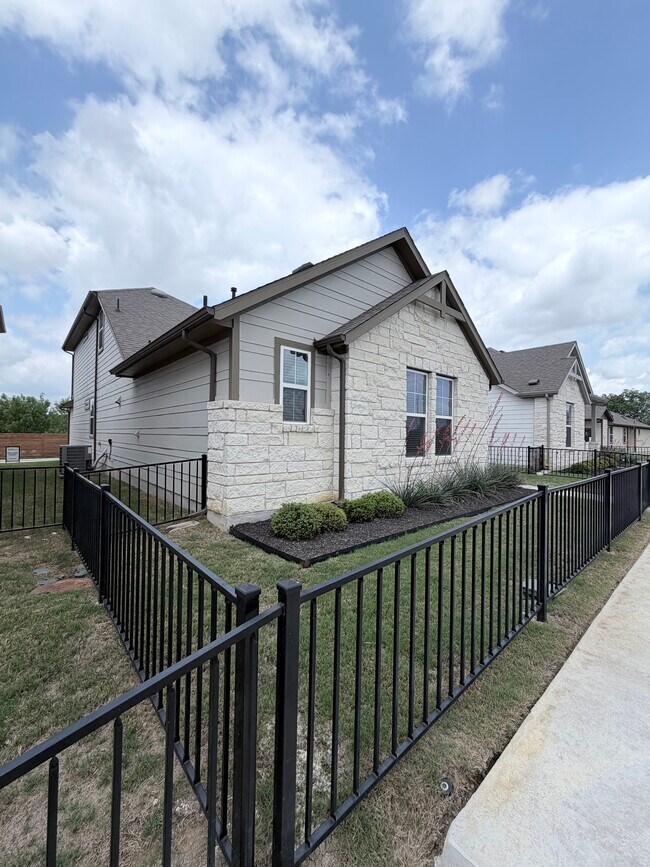 Building Photo - 219 Pinnacle Ln