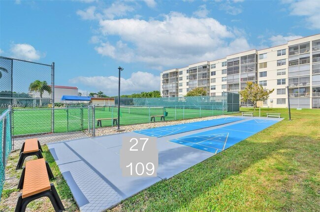 Building Photo - 681 S Hollybrook Dr