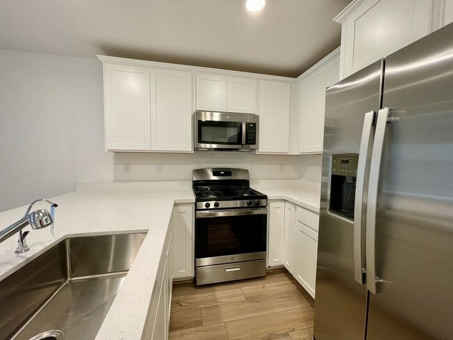 Building Photo - Gated 3 Bed, 2.5 Bath, 2 Car Garage Townho...