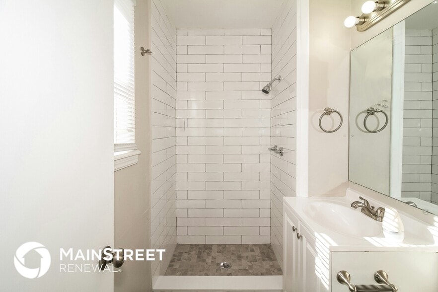 Building Photo - 10905 N Brauer Ave