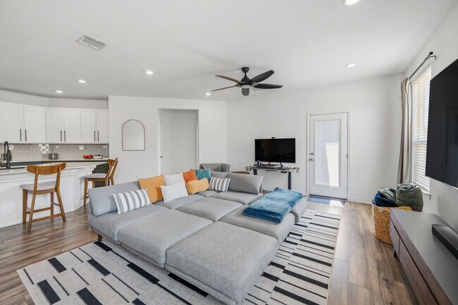 Building Photo - 4015 Casita Mia St