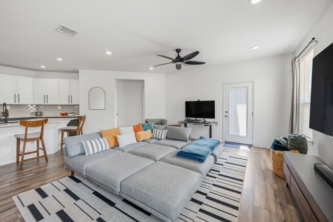 Building Photo - *COMING SOON* Kitchen Lovers Dream – Tons of Cabinet Space & Included Appliances!