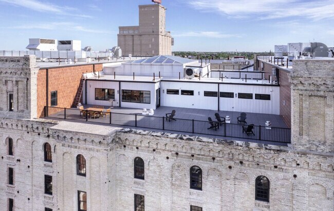 Building Photo - 1009 W Juneau Ave