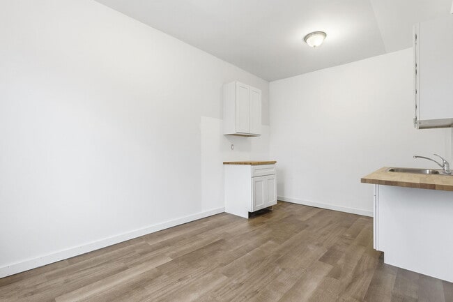 Building Photo - 3295 Rochester St