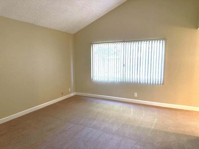 Building Photo - Spacious and Well Maintained 4 Bedroom Hom...