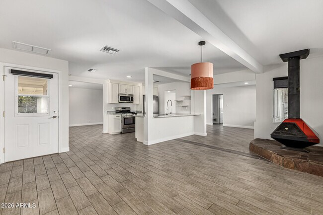 Building Photo - 3930 E Oak St