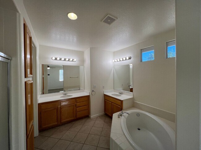 Building Photo - Beautiful Home in Cameron Park with Pool and Greenbelt Views!