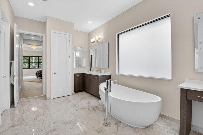 Building Photo - 8521 Ganton Dr