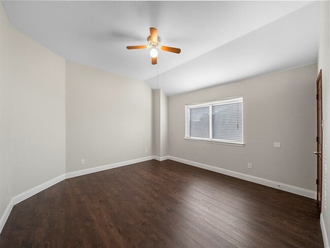 Building Photo - 9943 Red Cedar Dr